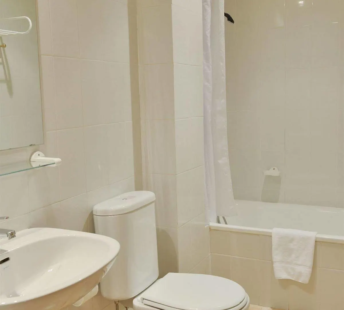 Apartaments Comte D'Empuries エンプリアブラバ 2*,